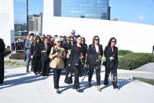 Azerbaijani officials pay tribute at Victory Park Memorial on Remembrance Day (PHOTO)