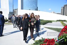 Azerbaijani officials pay tribute at Victory Park Memorial on Remembrance Day (PHOTO)