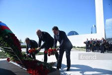 Azerbaijani officials pay tribute at Victory Park Memorial on Remembrance Day (PHOTO)