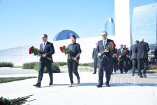 Azerbaijani officials pay tribute at Victory Park Memorial on Remembrance Day (PHOTO)