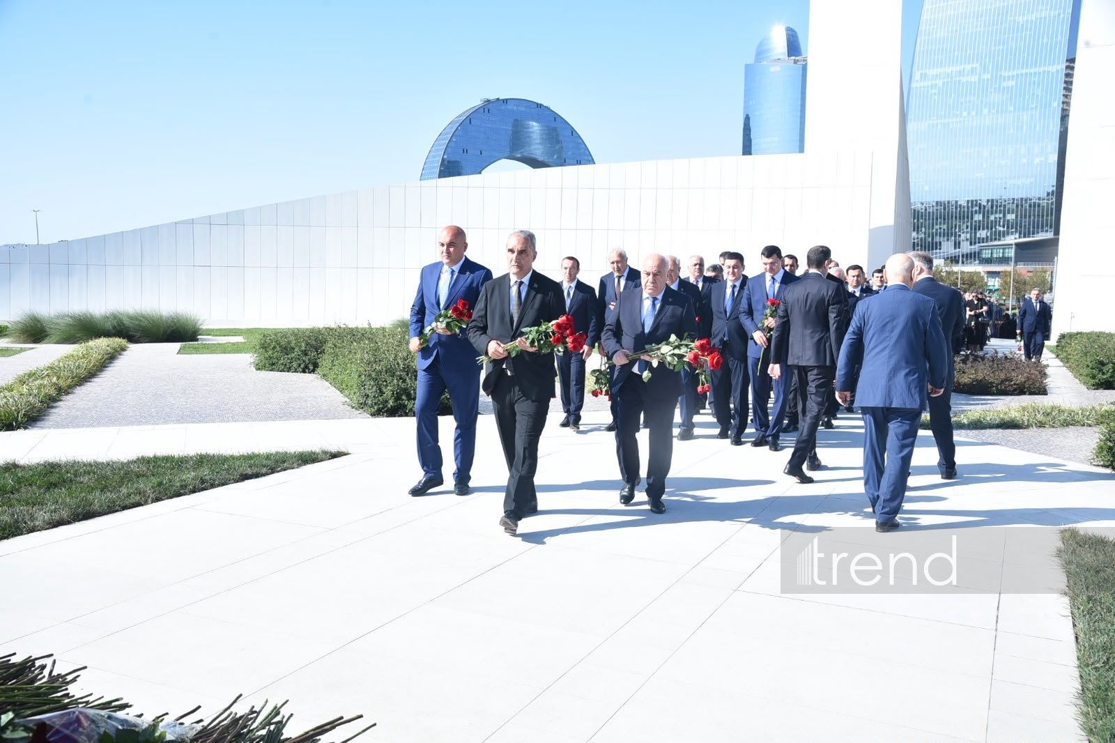 Azerbaijani officials pay tribute at Victory Park Memorial on Remembrance Day (PHOTO)