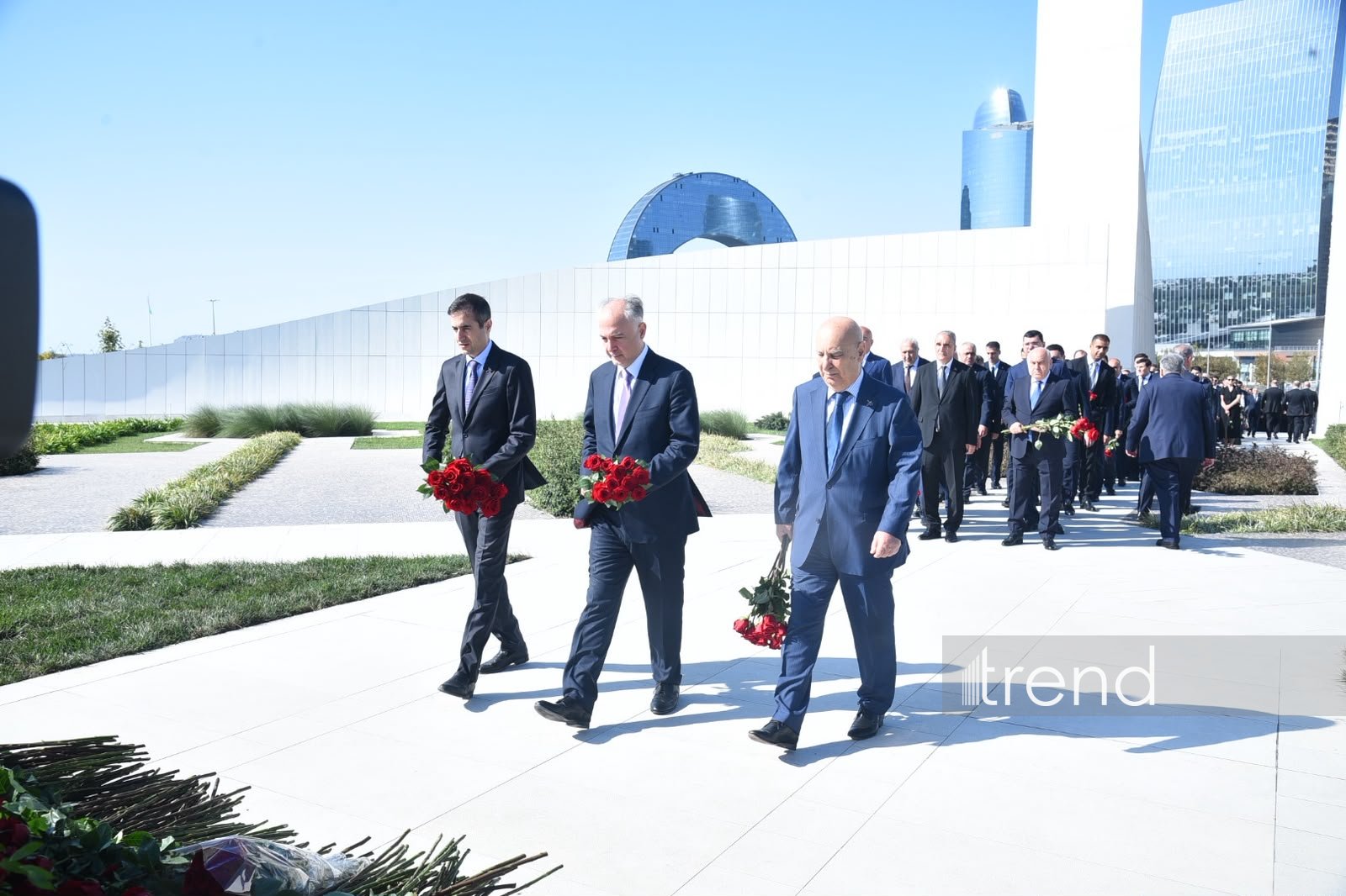 Azerbaijani officials pay tribute at Victory Park Memorial on Remembrance Day (PHOTO)