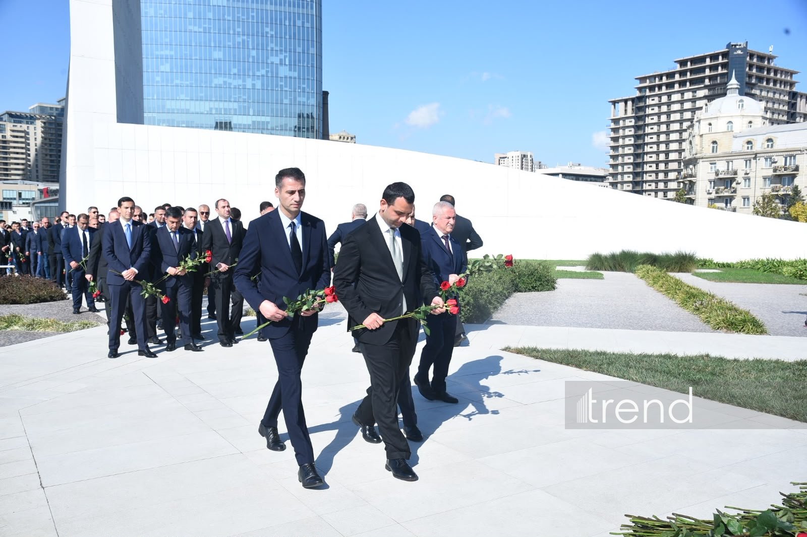 Azerbaijani officials pay tribute at Victory Park Memorial on Remembrance Day (PHOTO)