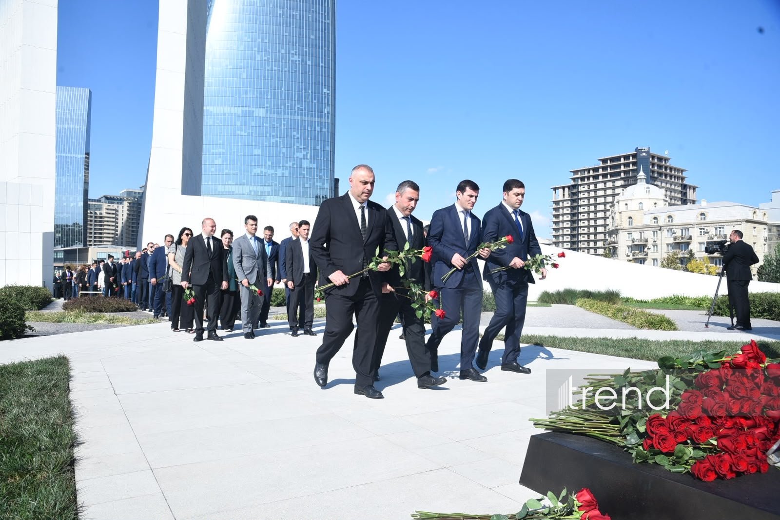 Azerbaijani officials pay tribute at Victory Park Memorial on Remembrance Day (PHOTO)