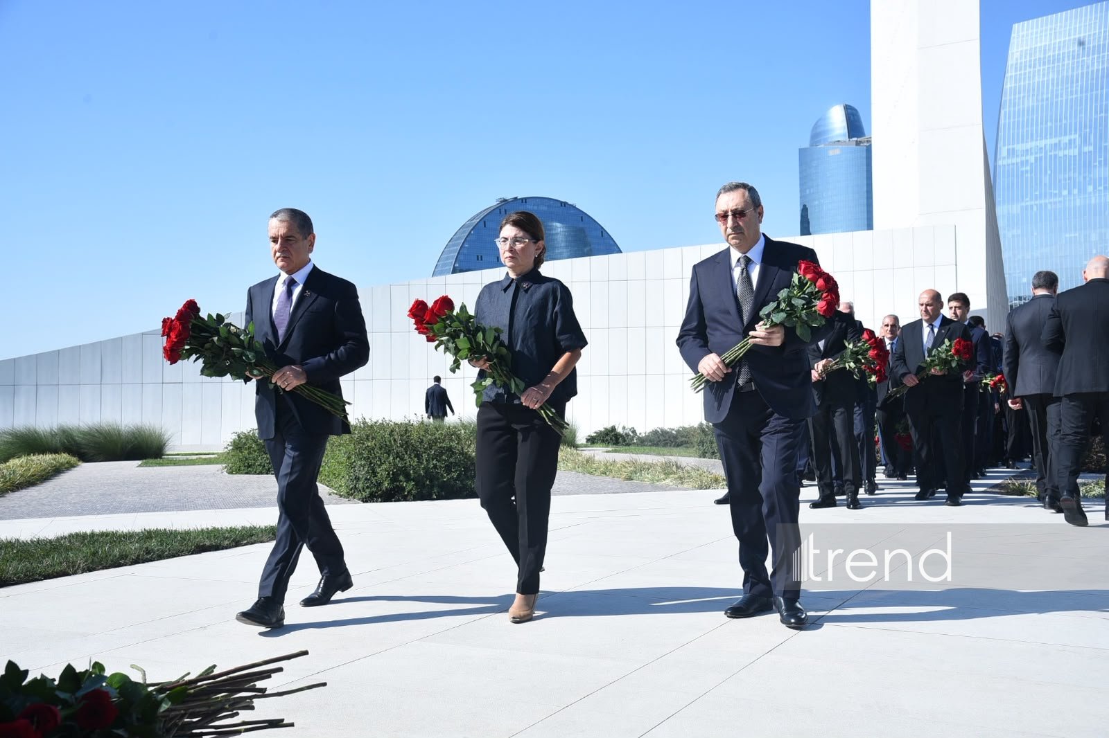 Azerbaijani officials pay tribute at Victory Park Memorial on Remembrance Day (PHOTO)
