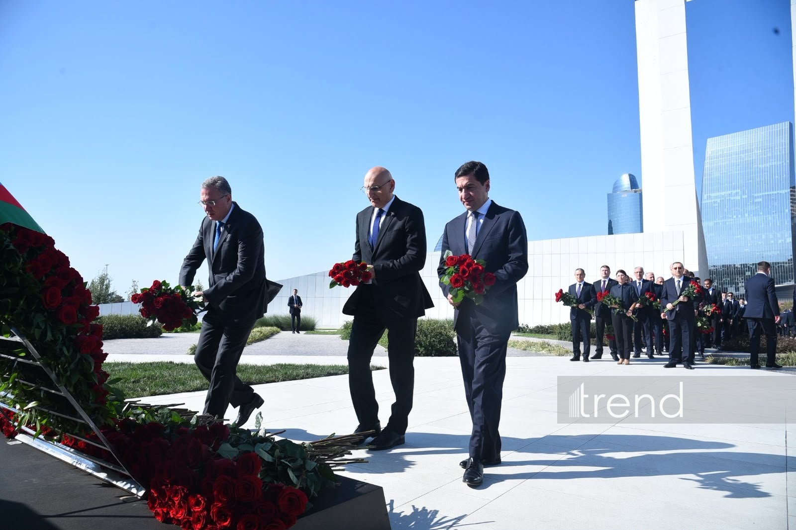 Azerbaijani officials pay tribute at Victory Park Memorial on Remembrance Day (PHOTO)