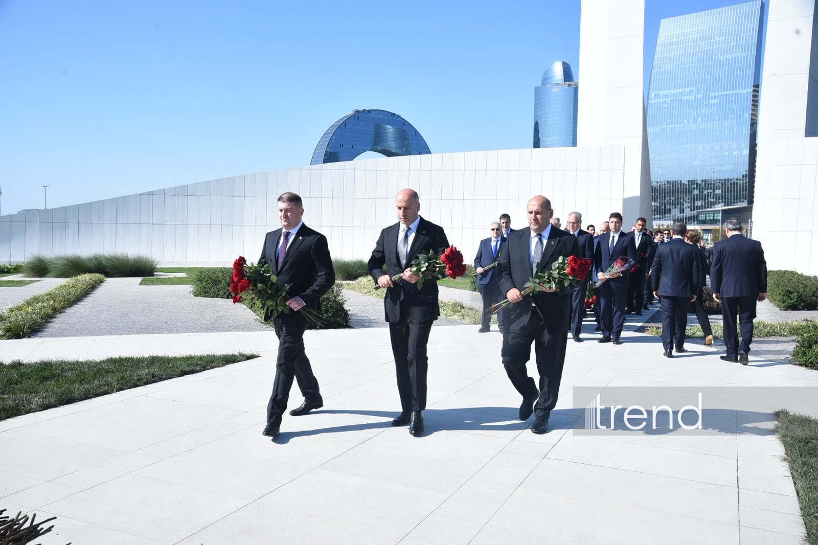 Azerbaijani officials pay tribute at Victory Park Memorial on Remembrance Day (PHOTO)