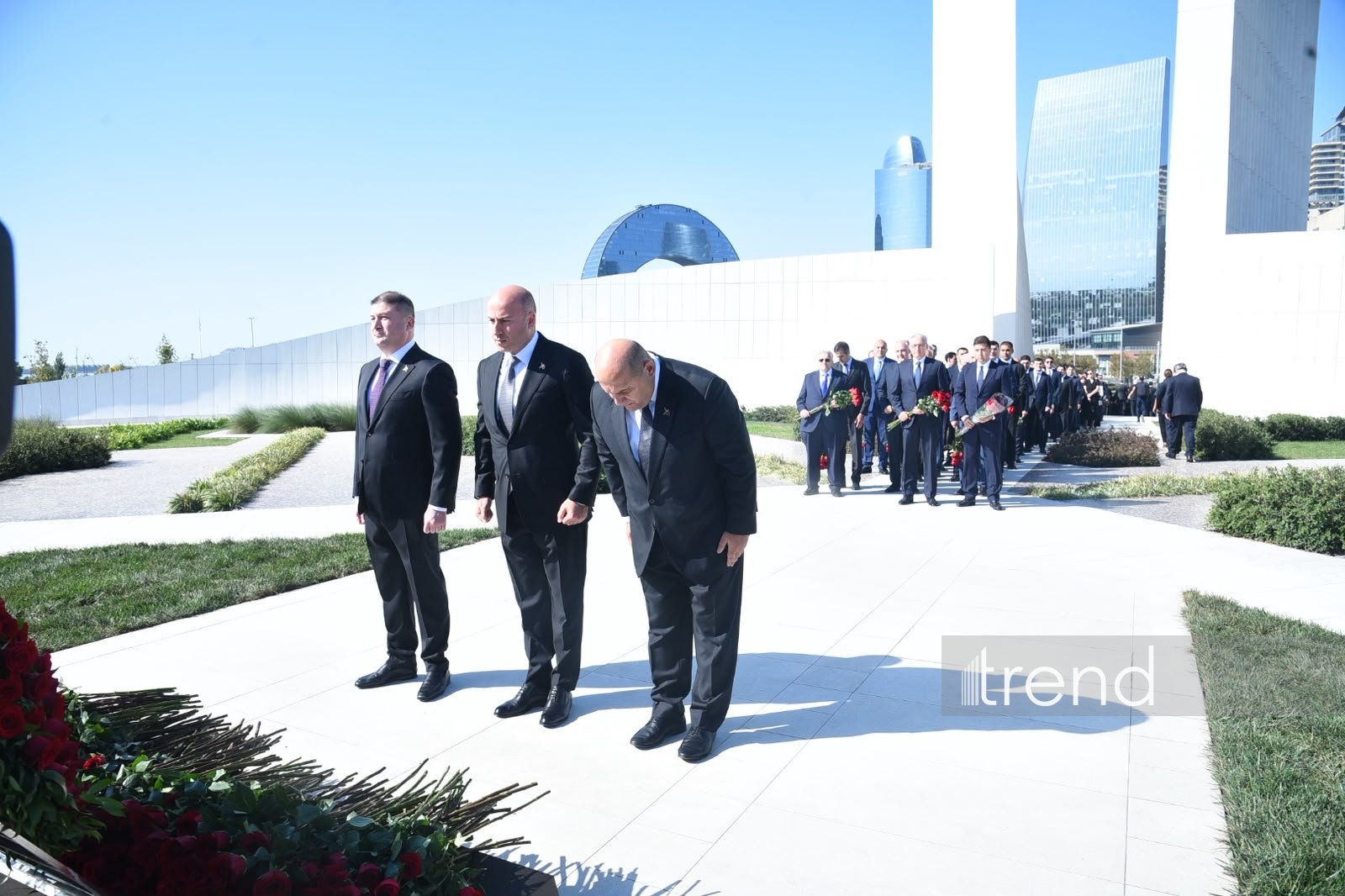 Azerbaijani officials pay tribute at Victory Park Memorial on Remembrance Day (PHOTO)