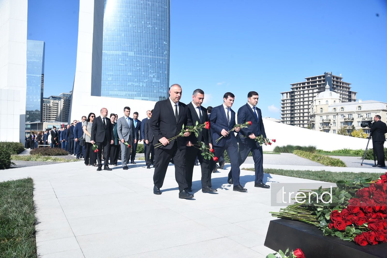 Azerbaijani officials pay tribute at Victory Park Memorial on Remembrance Day (PHOTO)