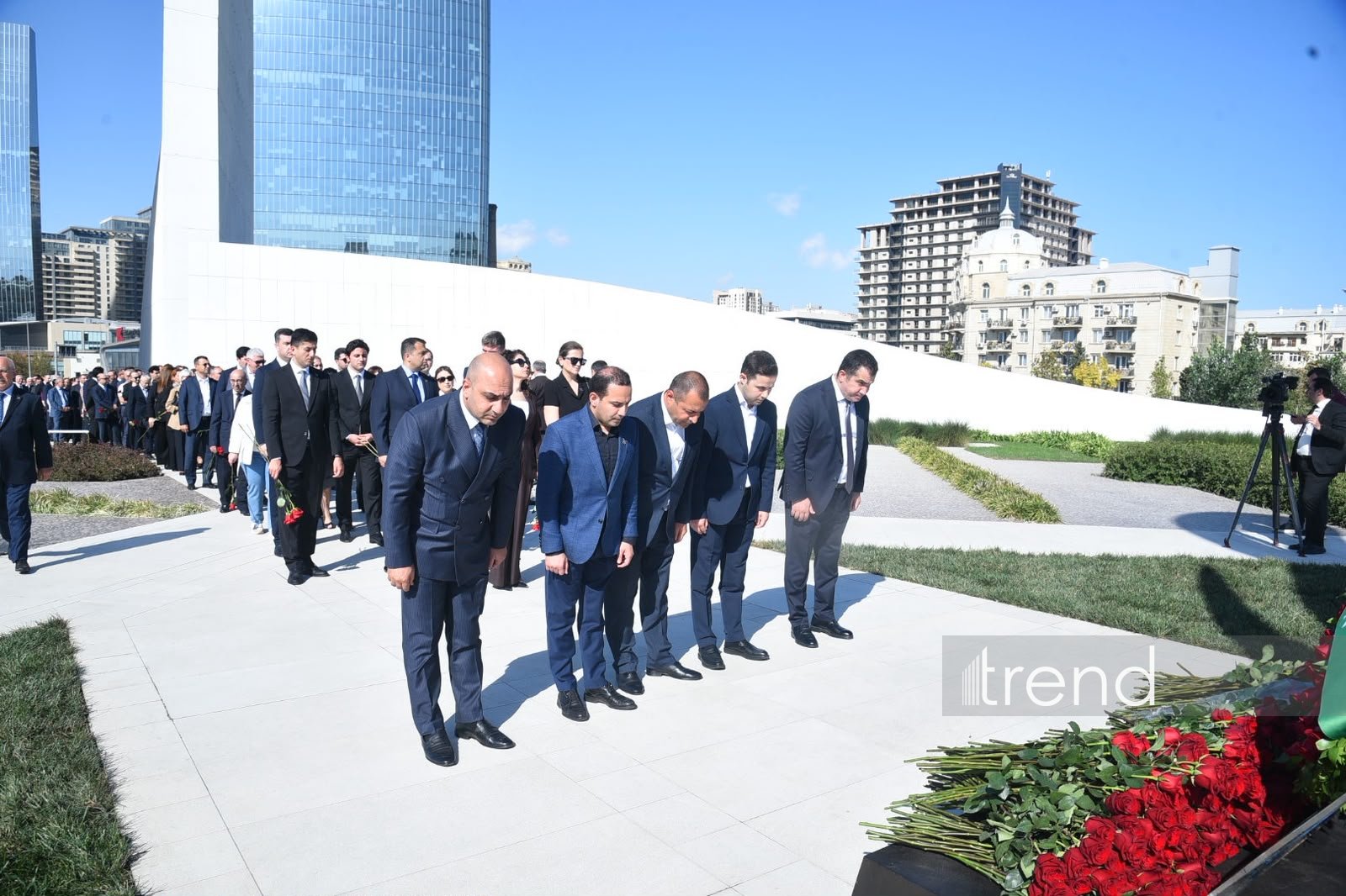 Azerbaijani officials pay tribute at Victory Park Memorial on Remembrance Day (PHOTO)