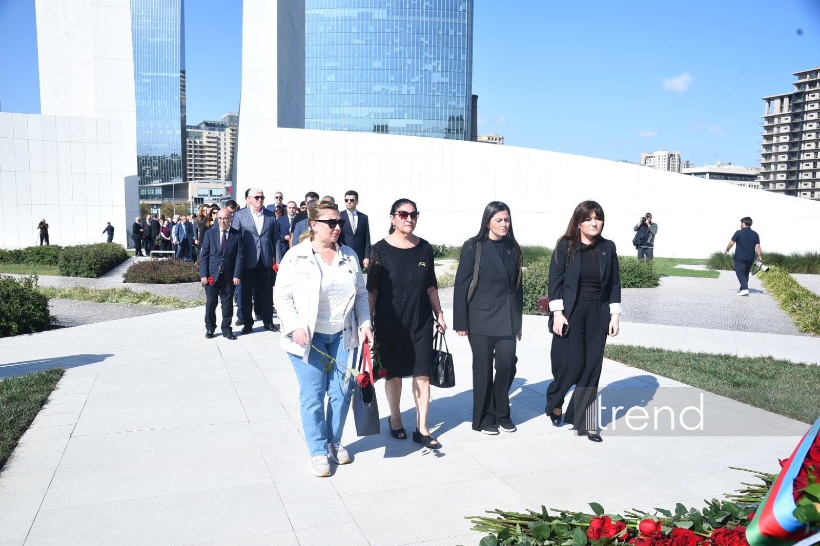 Azerbaijani officials pay tribute at Victory Park Memorial on Remembrance Day (PHOTO)