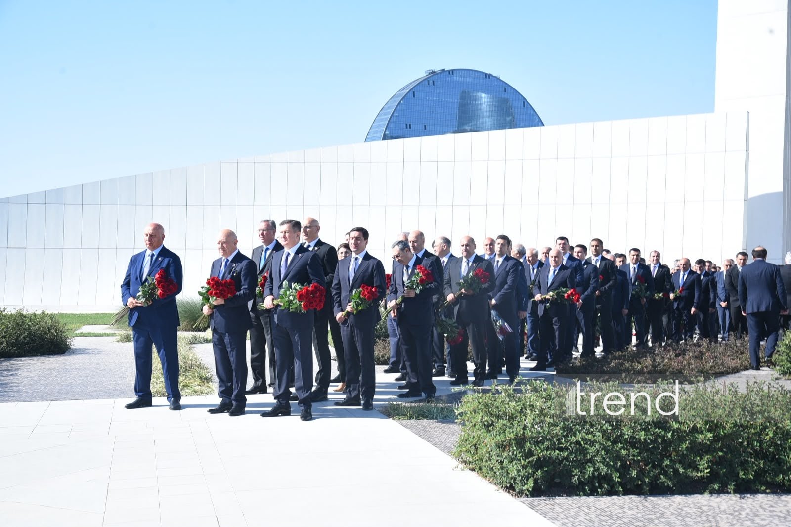 Azerbaijani officials pay tribute at Victory Park Memorial on Remembrance Day (PHOTO)