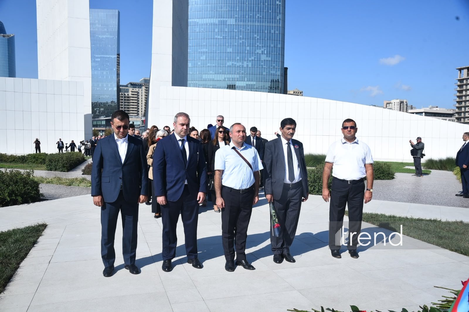 Azerbaijani officials pay tribute at Victory Park Memorial on Remembrance Day (PHOTO)