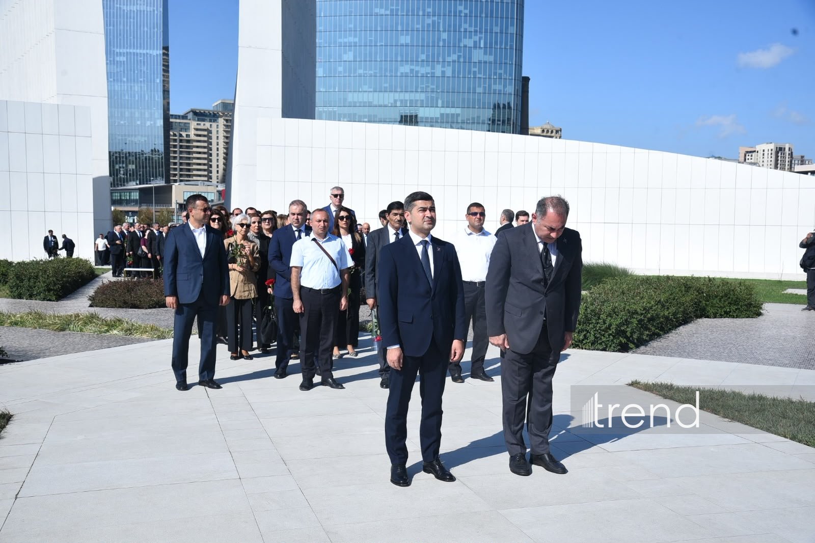 Azerbaijani officials pay tribute at Victory Park Memorial on Remembrance Day (PHOTO)