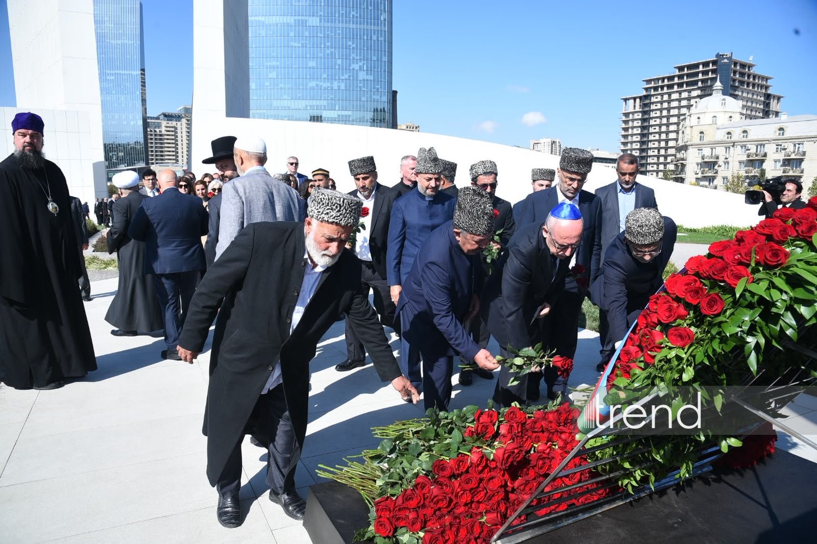Azerbaijani officials pay tribute at Victory Park Memorial on Remembrance Day (PHOTO)