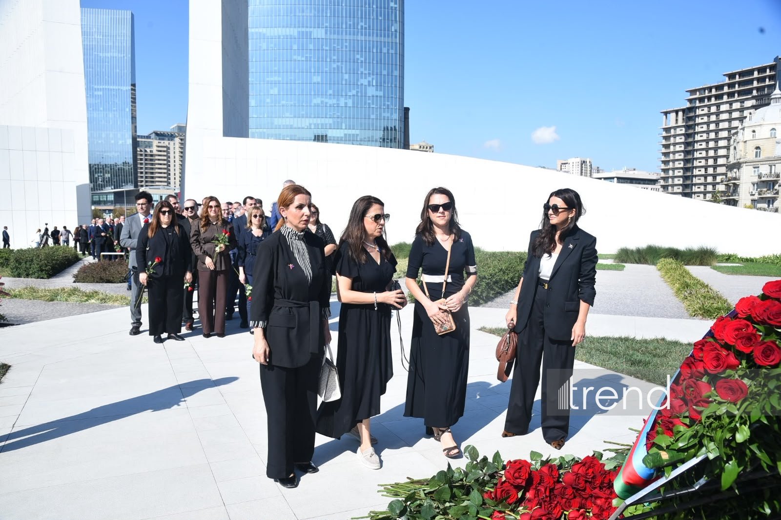 Azerbaijani officials pay tribute at Victory Park Memorial on Remembrance Day (PHOTO)