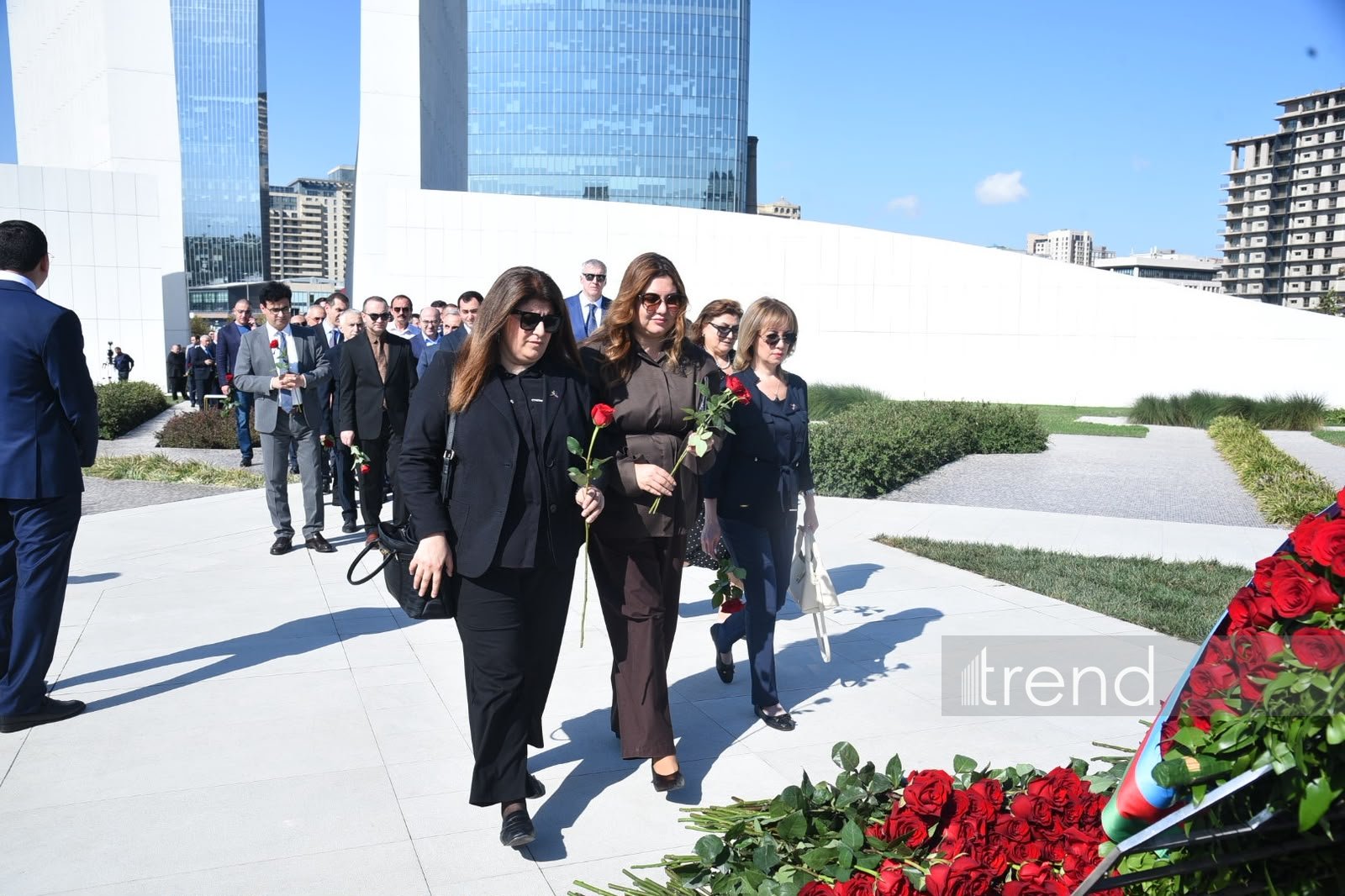 Azerbaijani officials pay tribute at Victory Park Memorial on Remembrance Day (PHOTO)