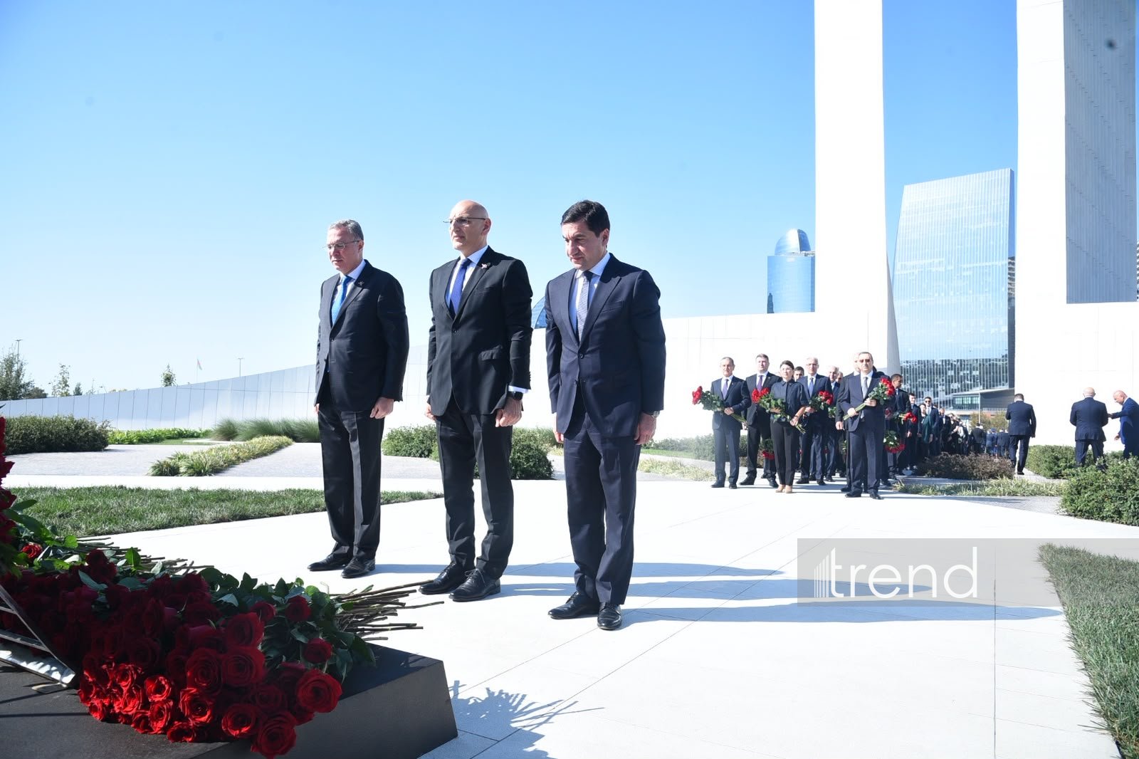 Azerbaijani officials pay tribute at Victory Park Memorial on Remembrance Day (PHOTO)