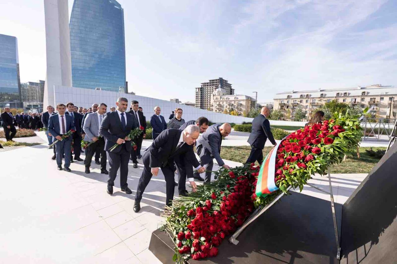 Employees of AzerGold CJSC and its subsidiaries commemorate the memory of the martyrs of the Patriotic War (PHOTO)