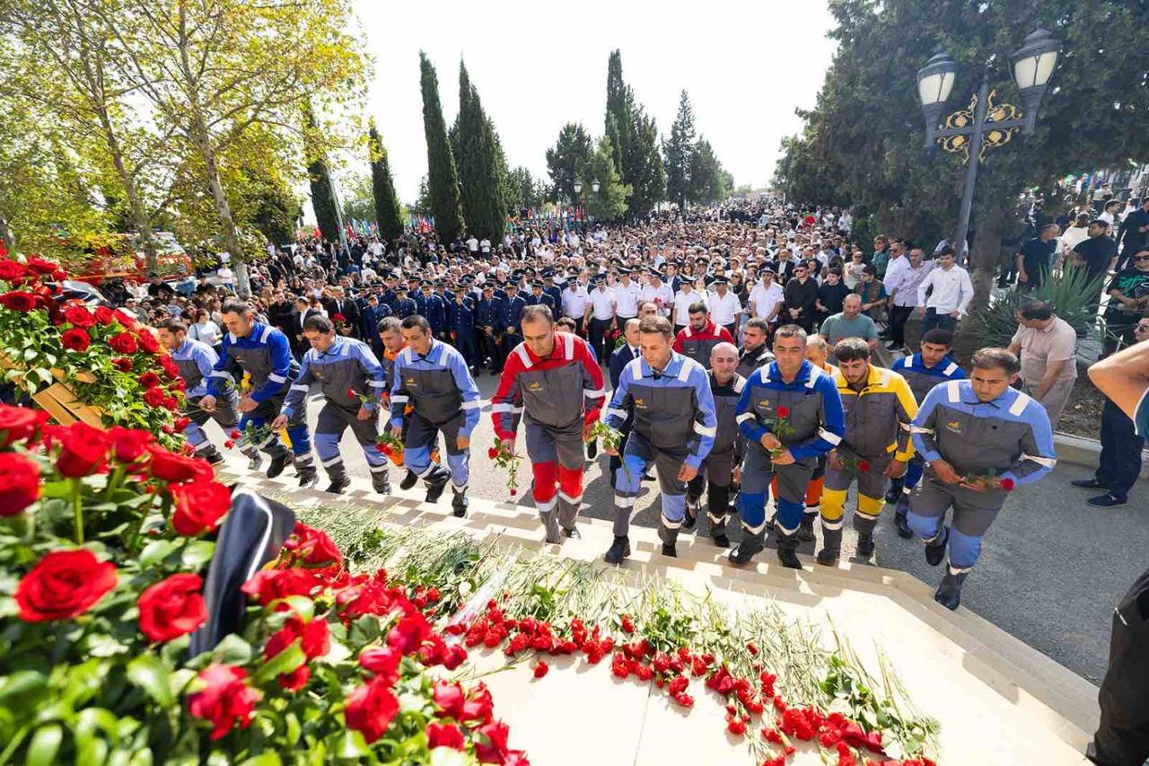 Employees of AzerGold CJSC and its subsidiaries commemorate the memory of the martyrs of the Patriotic War (PHOTO)