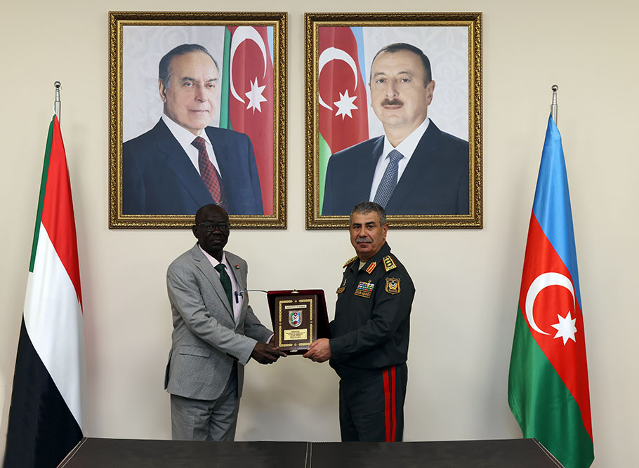 Azerbaijan, Sudan discuss dev't of military-technical cooperation (PHOTO)