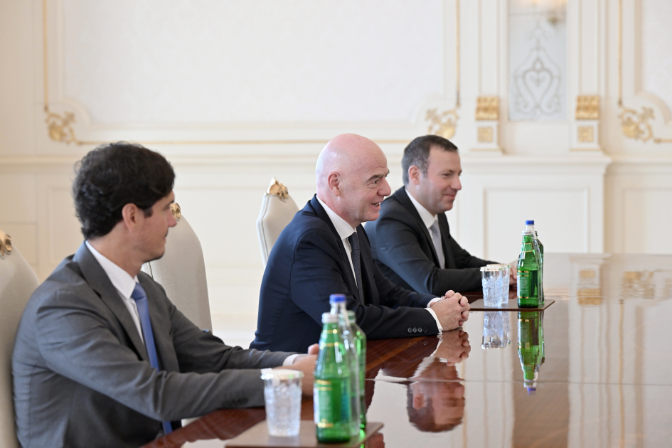 President Ilham Aliyev receives FIFA President (PHOTO/VIDEO)