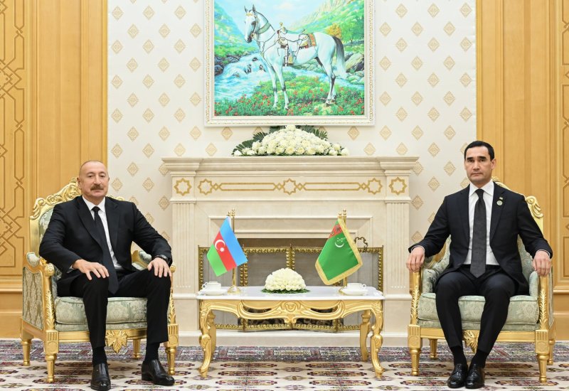 President Ilham Aliyev meets with President of Turkmenistan in Turkmenbashi (PHOTO)