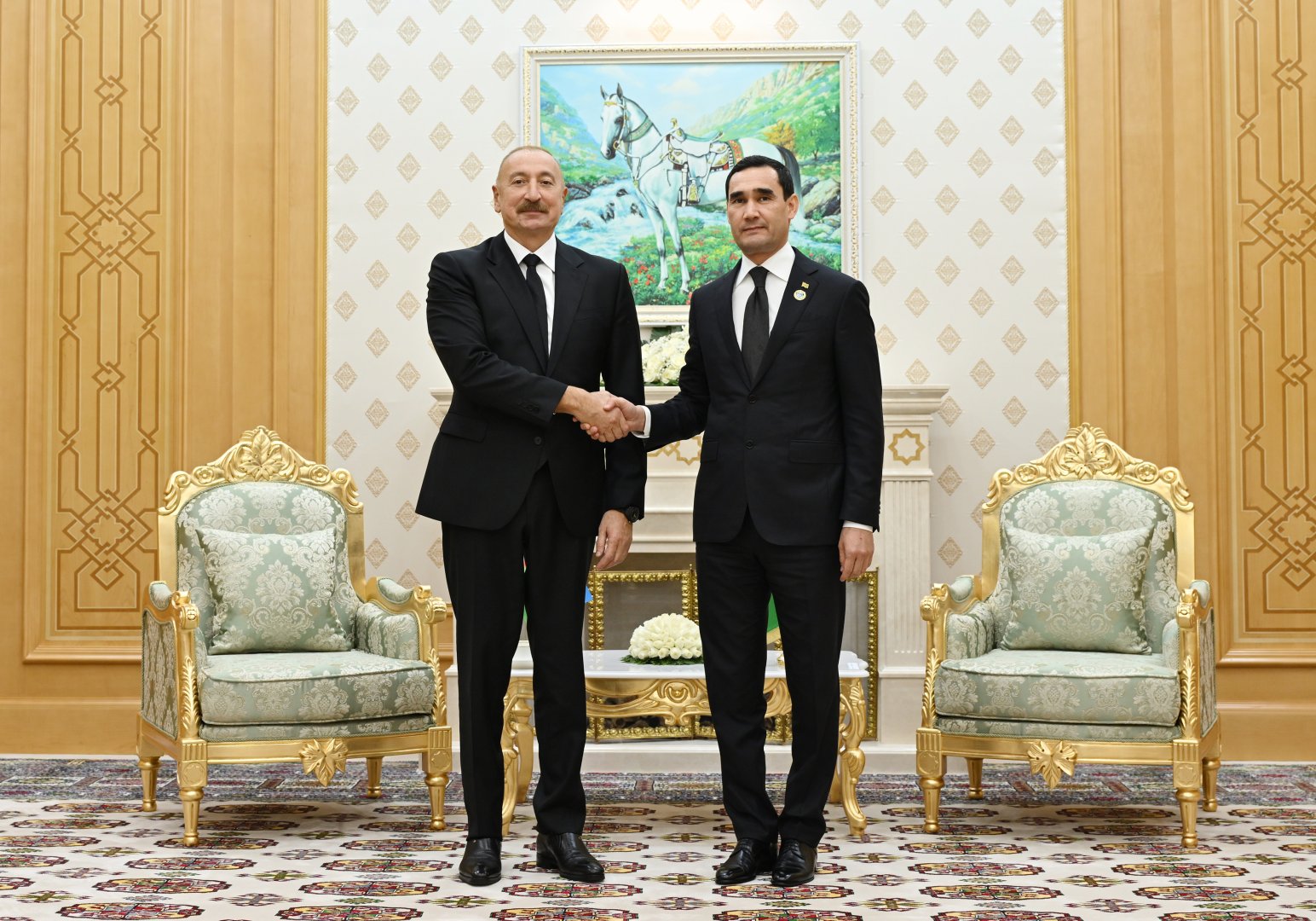 President Ilham Aliyev meets with President of Turkmenistan in Turkmenbashi (PHOTO)