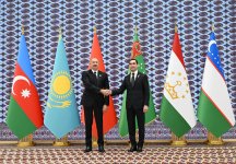 President Ilham Aliyev arrives at Avaza Complex to participate in 8th Consultative Meeting of Heads of State of Azerbaijan and Central Asia (PHOTO)