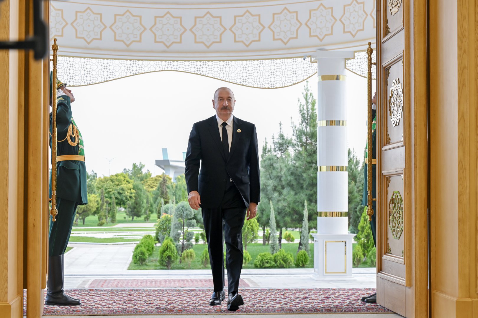 President Ilham Aliyev arrives at Avaza Complex to participate in 8th Consultative Meeting of Heads of State of Azerbaijan and Central Asia (PHOTO)