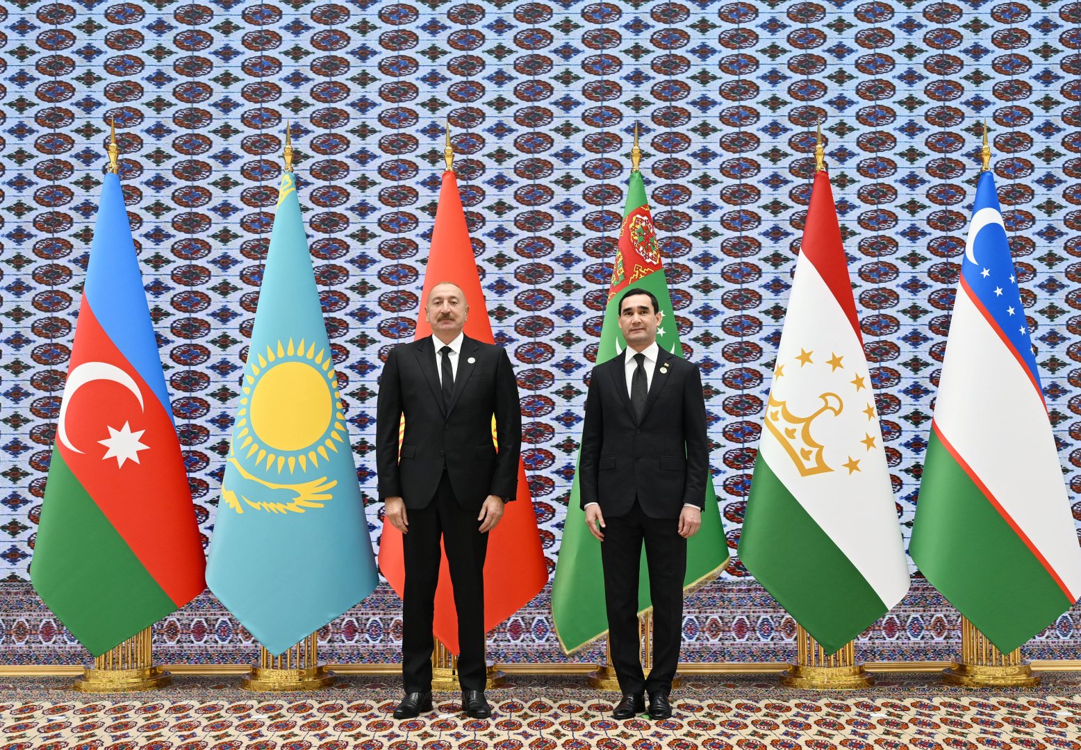 President Ilham Aliyev arrives at Avaza Complex to participate in 8th Consultative Meeting of Heads of State of Azerbaijan and Central Asia (PHOTO)