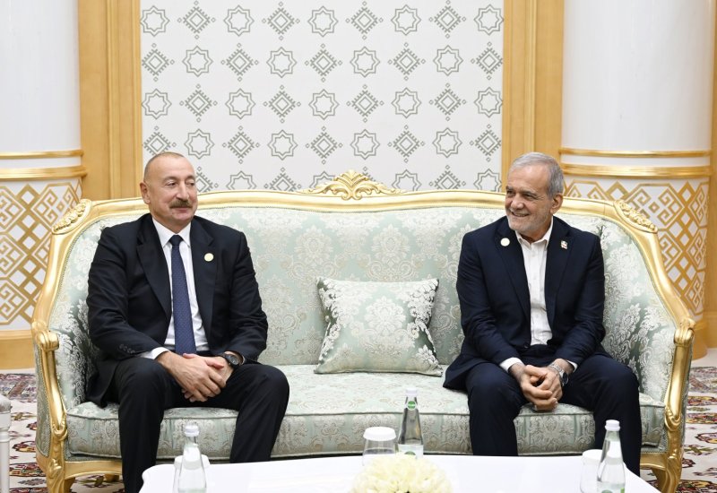President Ilham Aliyev meets with President of Iran in Turkmenbashi (PHOTO)