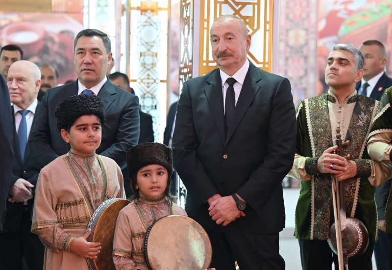 President Ilham Aliyev shares heartwarming moment with children at Turkmenbashi festival (VIDEO)