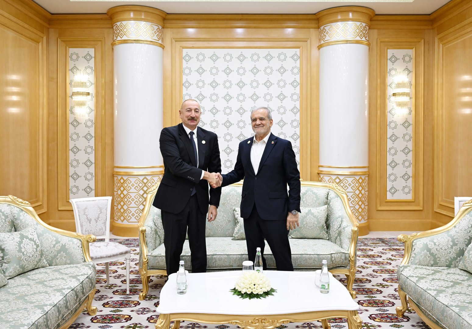 President Ilham Aliyev meets with President of Iran in Turkmenbashi (PHOTO)