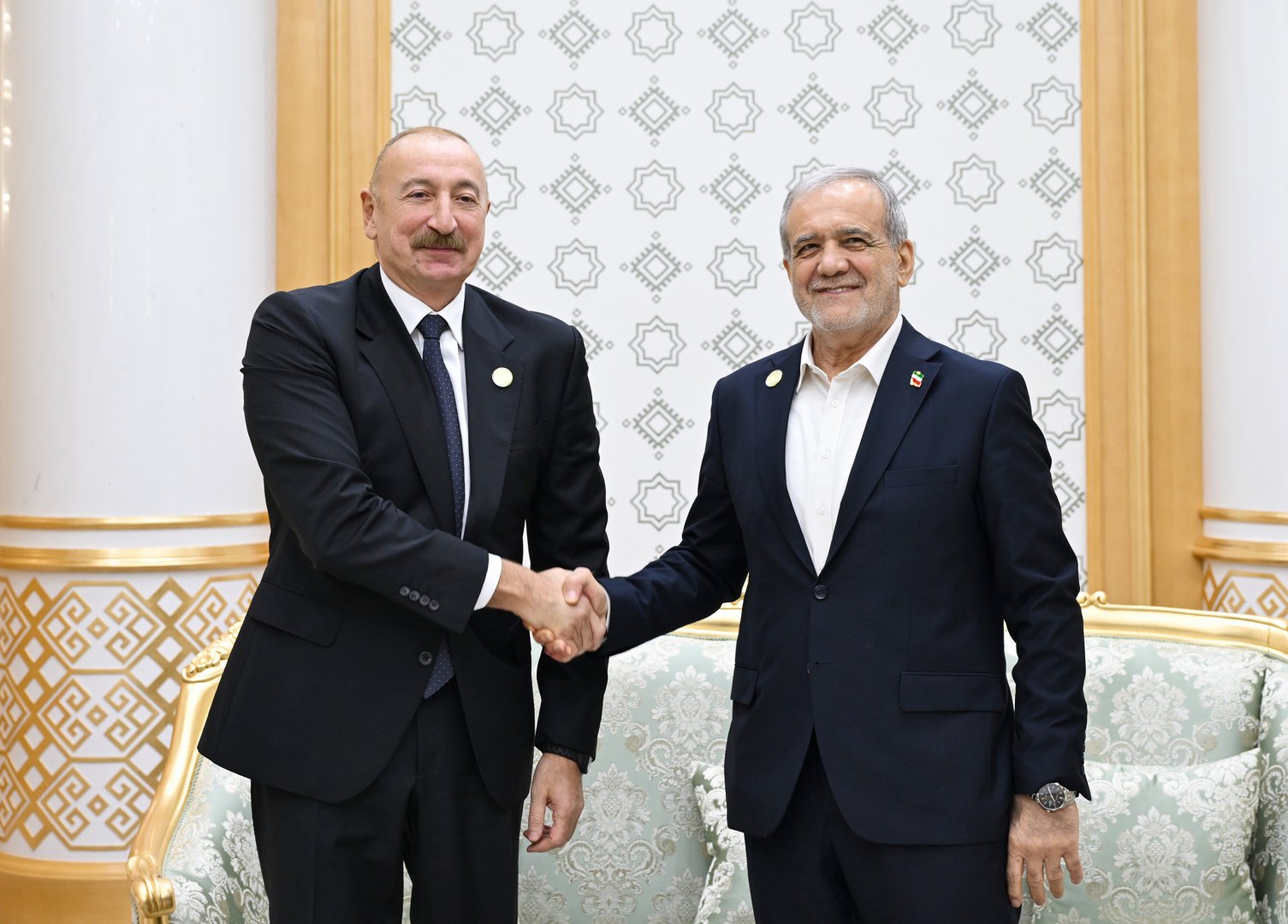 President Ilham Aliyev meets with President of Iran in Turkmenbashi (PHOTO)