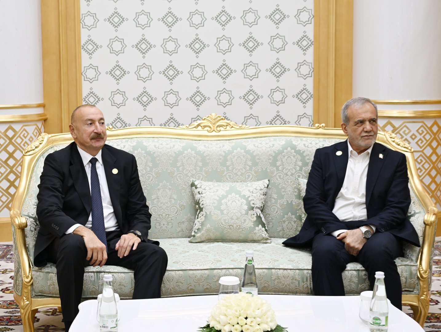 President Ilham Aliyev meets with President of Iran in Turkmenbashi (PHOTO)