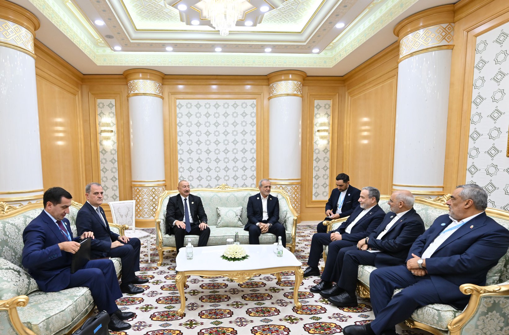 President Ilham Aliyev meets with President of Iran in Turkmenbashi (PHOTO)