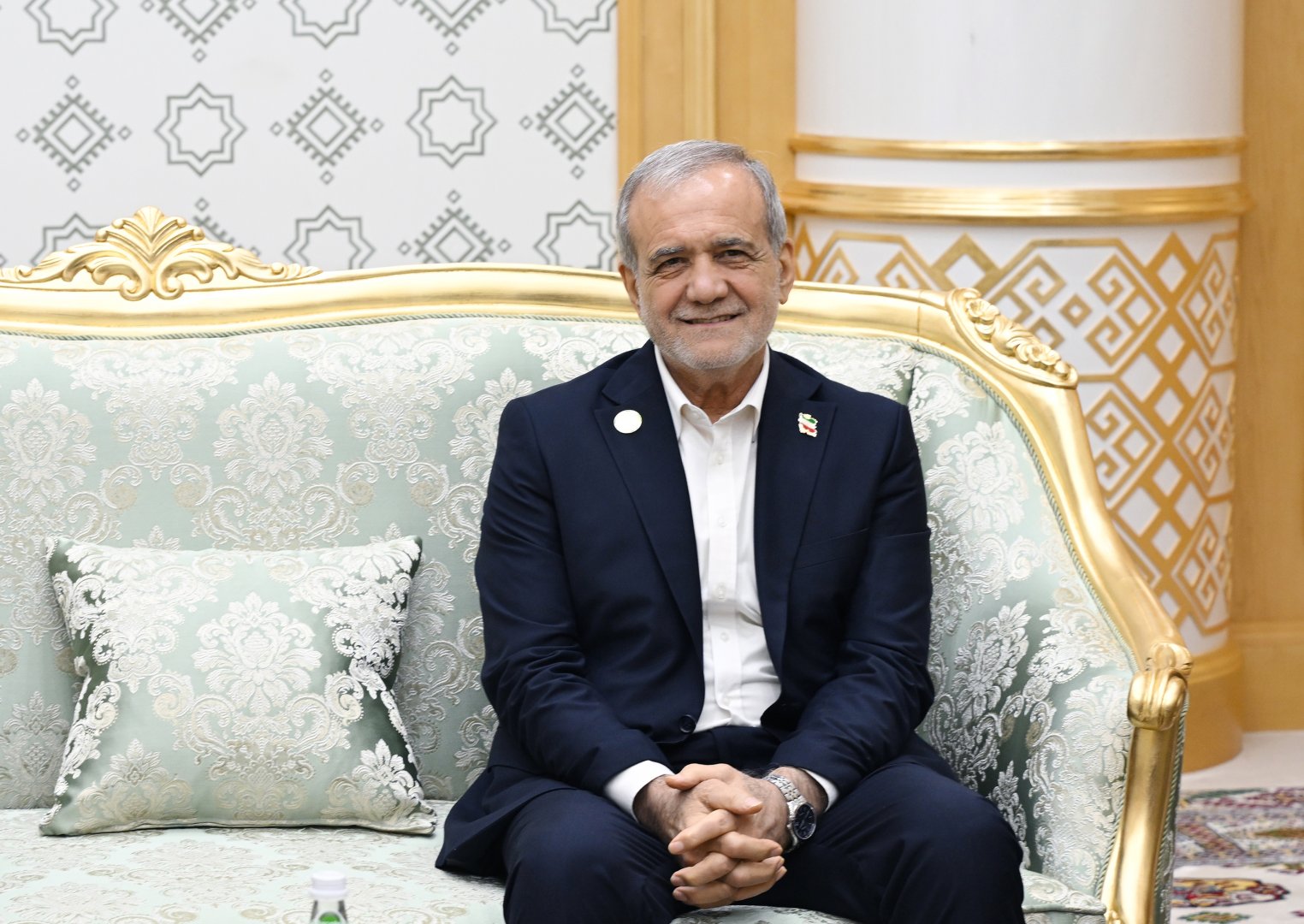 President Ilham Aliyev meets with President of Iran in Turkmenbashi (PHOTO)