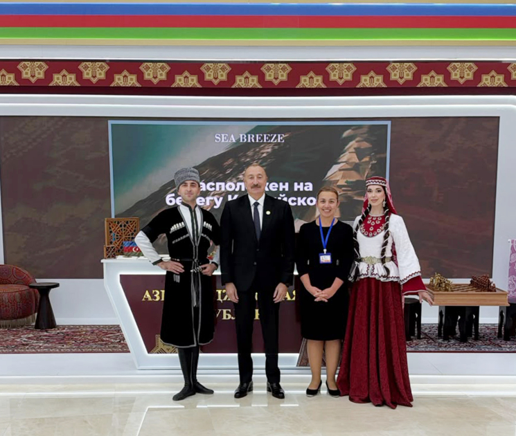 President Ilham Aliyev views national stands of CIS member states in Turkmenbashi (PHOTO)