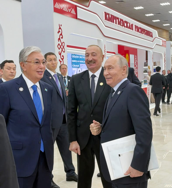 President Ilham Aliyev views national stands of CIS member states in Turkmenbashi (PHOTO)
