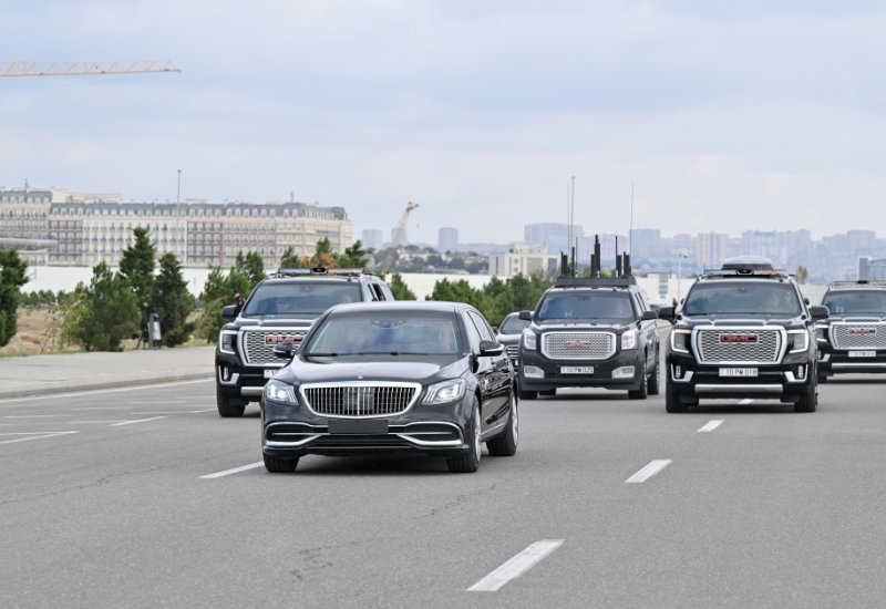 President Ilham Aliyev drives through Baku to White City with Kadyrov (PHOTO)