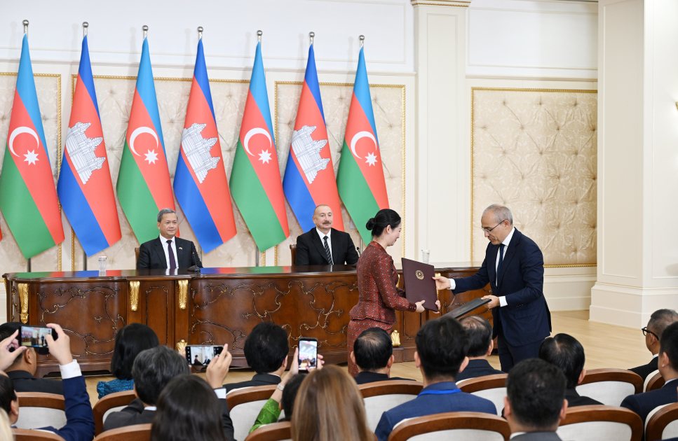 Azerbaijani-Cambodian documents exchanged with participation of President Ilham Aliyev (PHOTO)