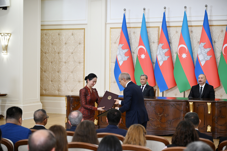Azerbaijani-Cambodian documents exchanged with participation of President Ilham Aliyev (PHOTO)