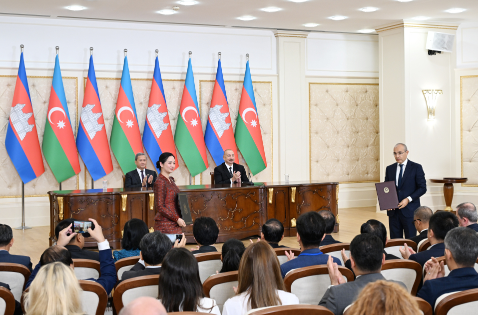 Azerbaijani-Cambodian documents exchanged with participation of President Ilham Aliyev (PHOTO)