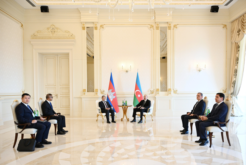 President Ilham Aliyev held limited-format meeting with Prime Minister of Cambodia (PHOTO)