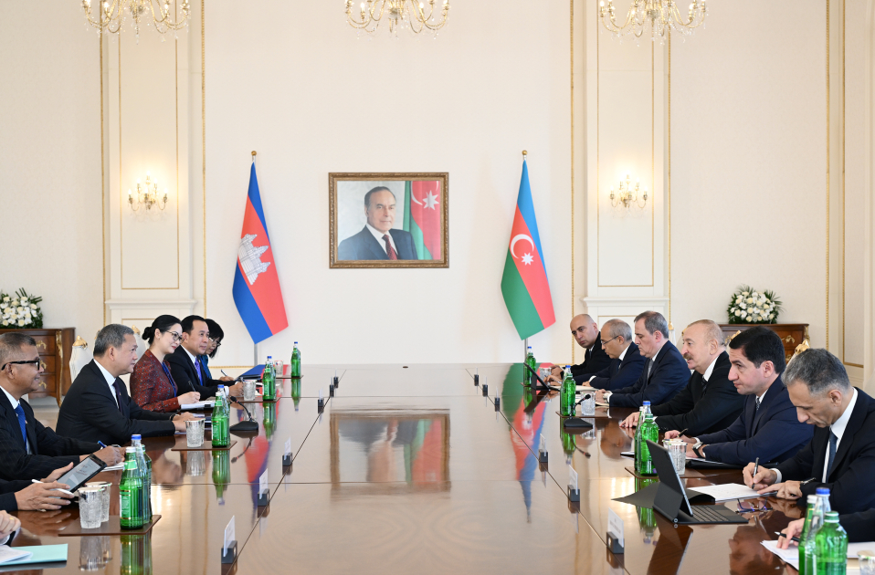 President Ilham Aliyev held expanded-format meeting with Prime Minister of Cambodia (PHOTO)