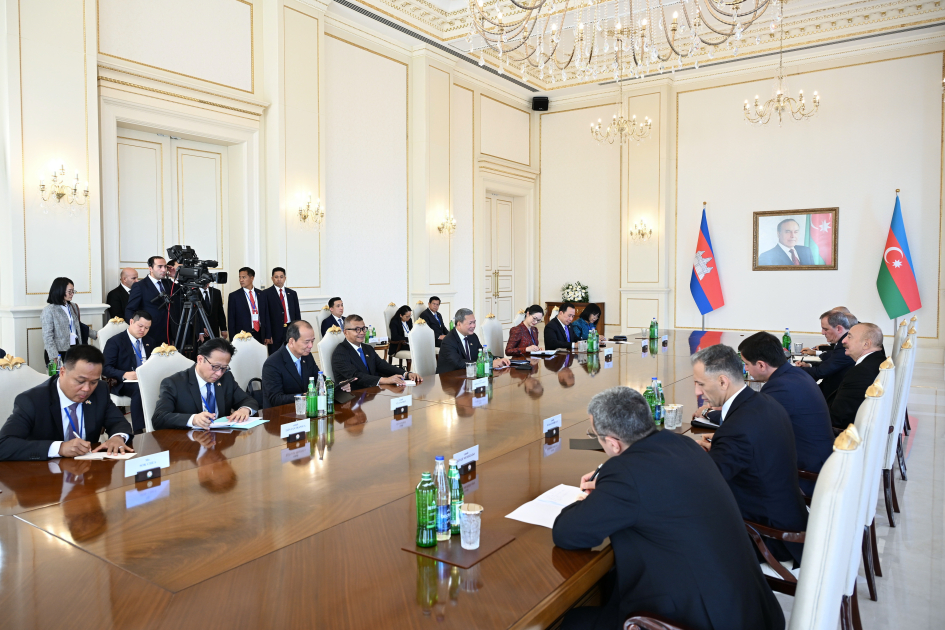 President Ilham Aliyev held expanded-format meeting with Prime Minister of Cambodia (PHOTO)