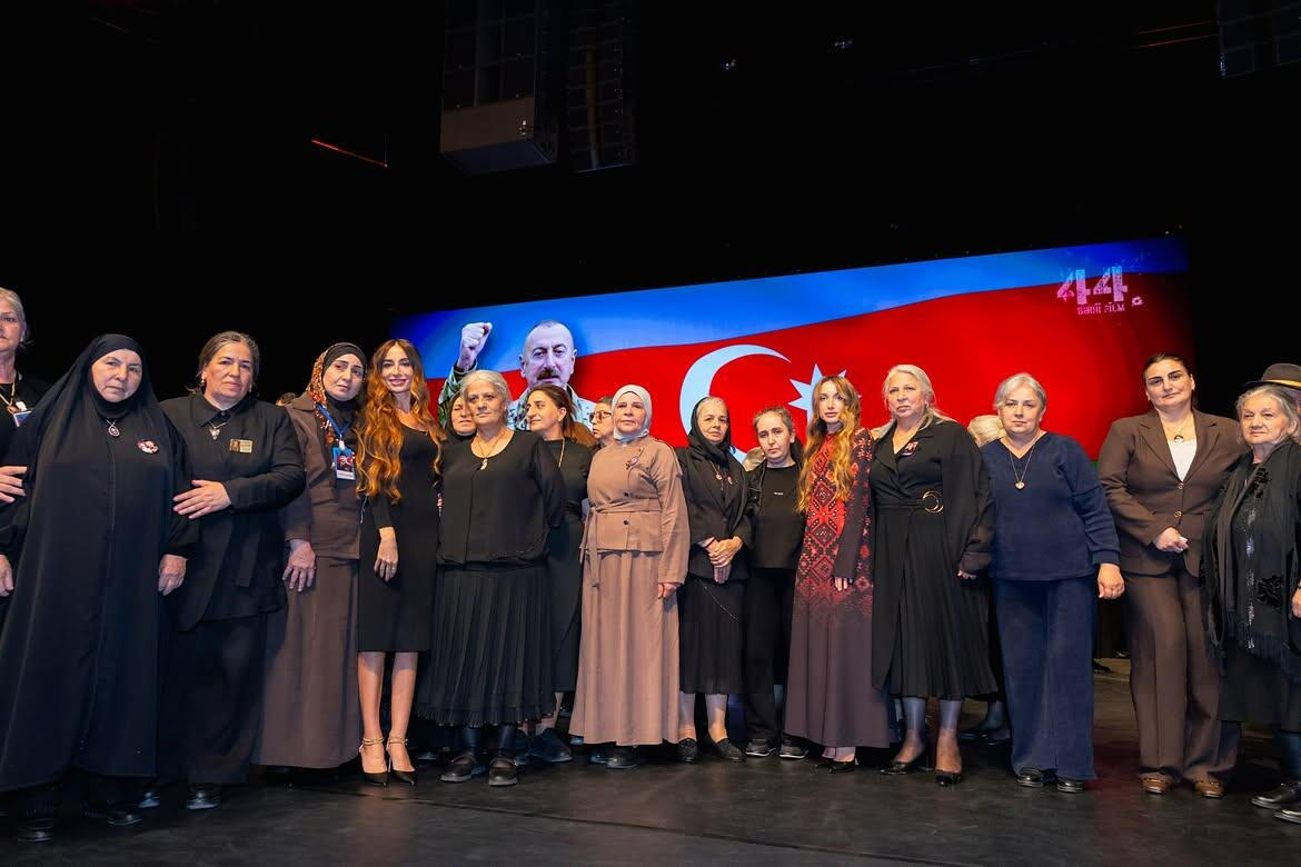 Alena Alieva "44" filminin premiyerasından görüntüləri paylaşır (ŞƏKİL)