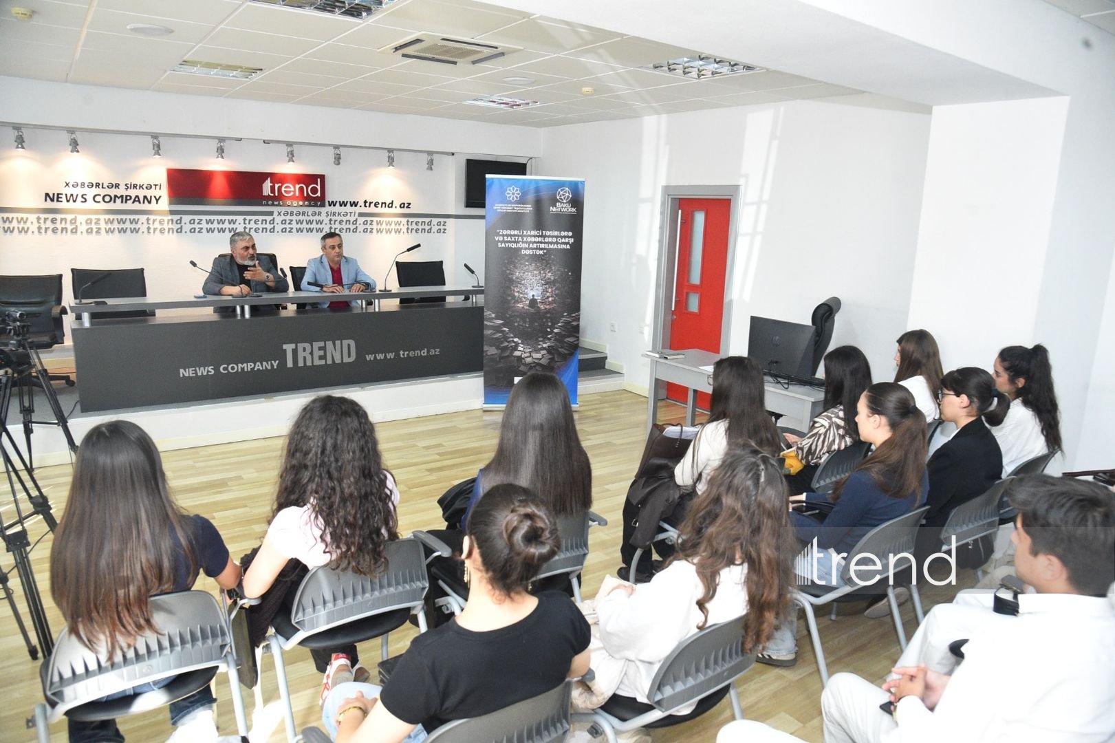 Baku Network tələbələrlə xarici təsir mövzusunu müzakirə edib (FOTO/VİDEO)