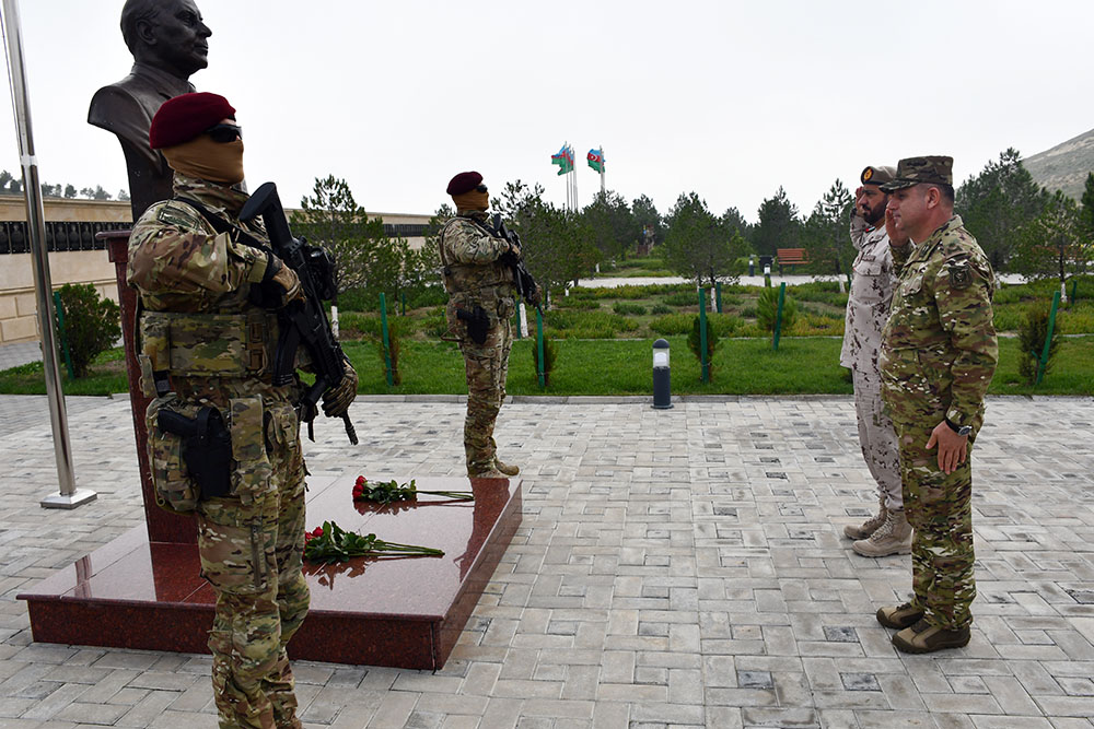 UAE Presidential Guard commander visits Azerbaijan (PHOTO)